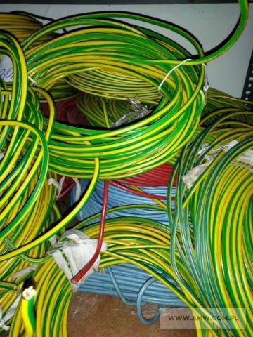 Sprzęt służby łączności - pakiet zawierający 81 poz. asort. (wg oddzielnego wykazu), w tym m.in.: druty miedziane i mosiężne, druty nawojowe, przewody różne itp. 